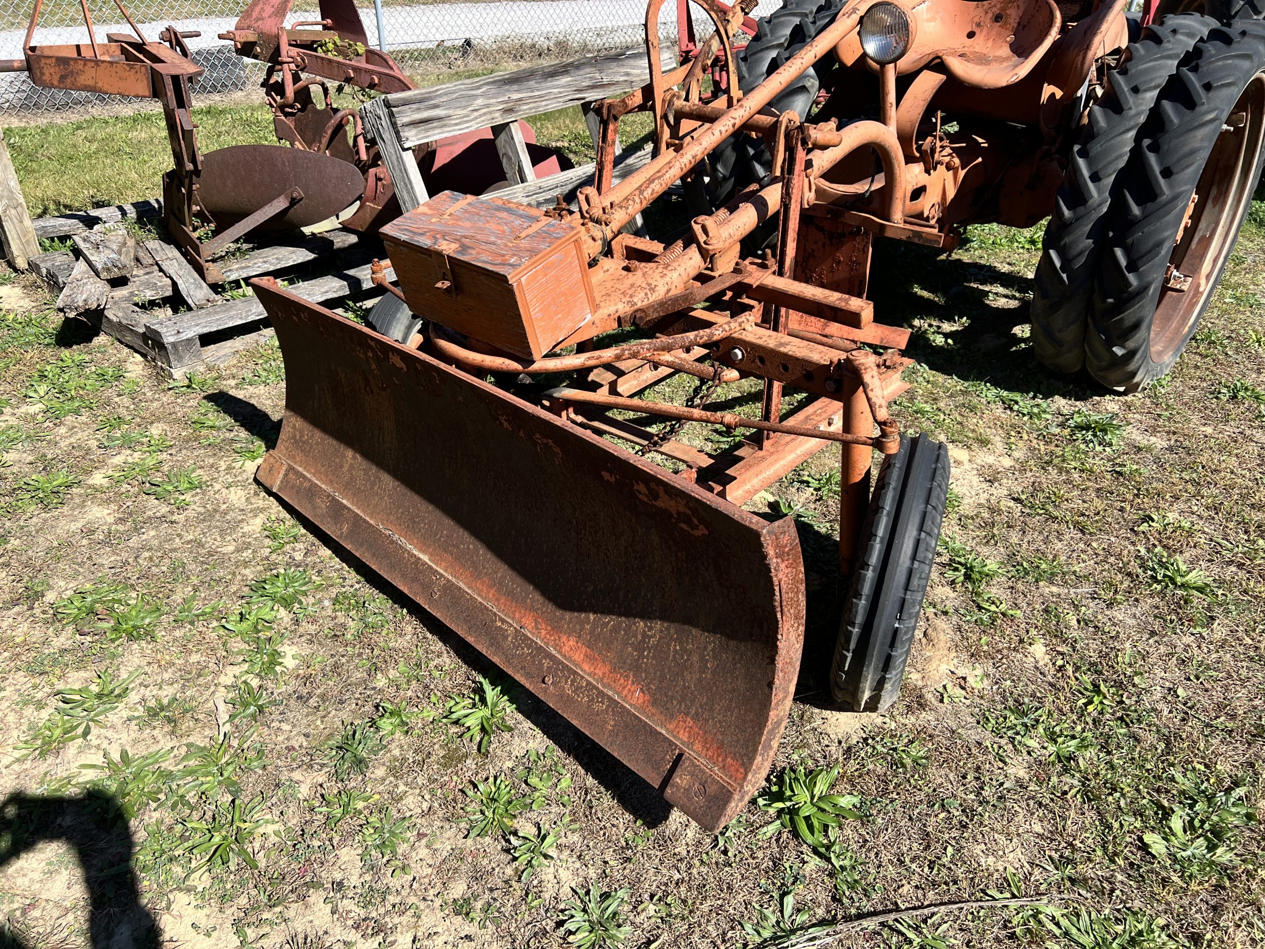 Allis-Chalmers G Tractor (1948–1955) – Barn Find with Dual Rear Wheels & Front Plow - Image 2