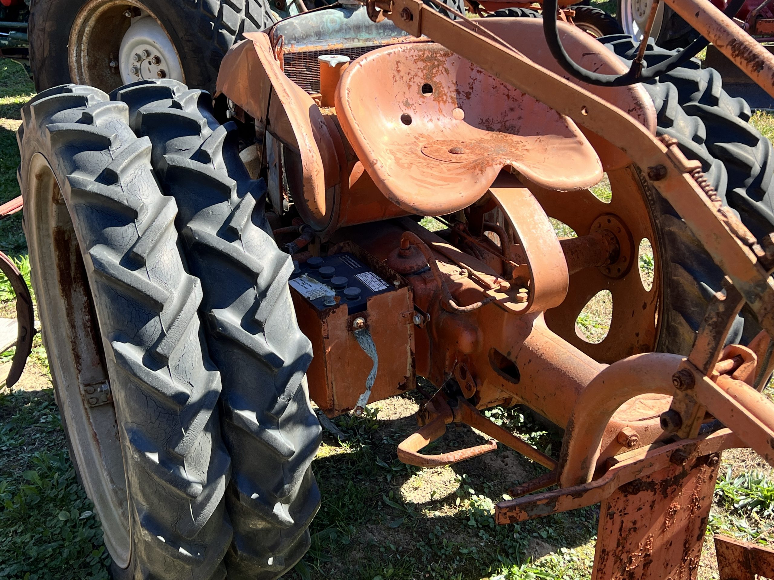 Allis-Chalmers G Tractor (1948–1955) – Barn Find with Dual Rear Wheels & Front Plow - Image 3