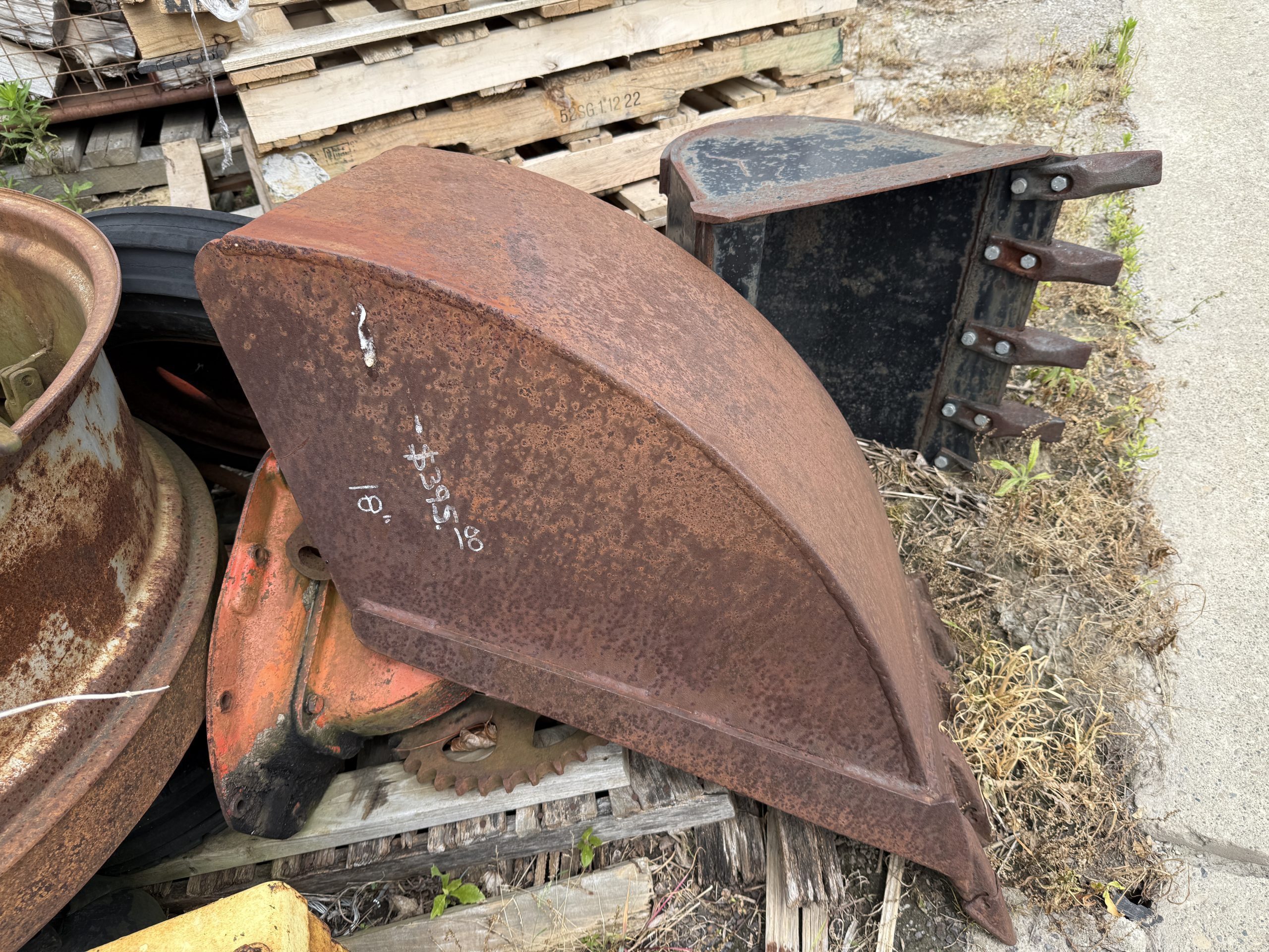 18" Tractor Backhoe Bucket – Heavy-Duty Digging Attachment